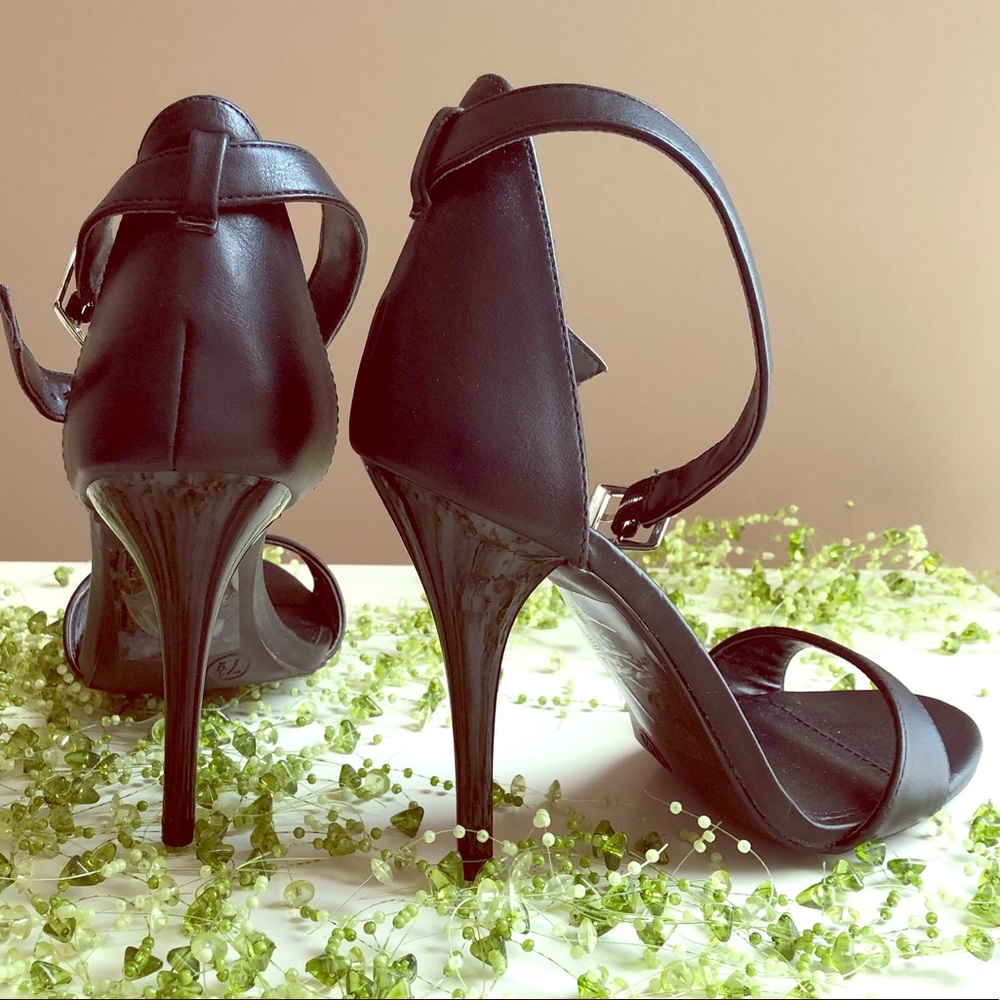Black heel Sandler’s